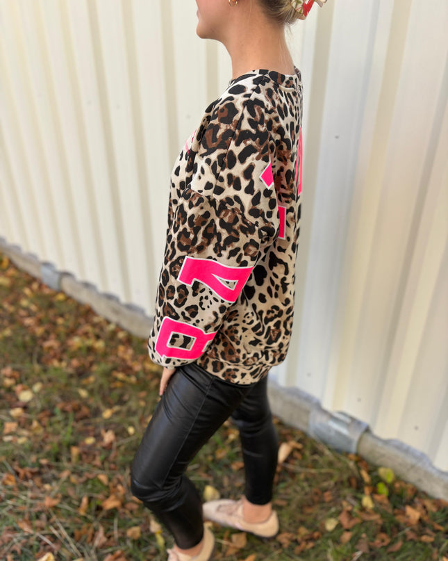 Balance Oversize Sweatshirt – Leo-Print mit Pink Statement