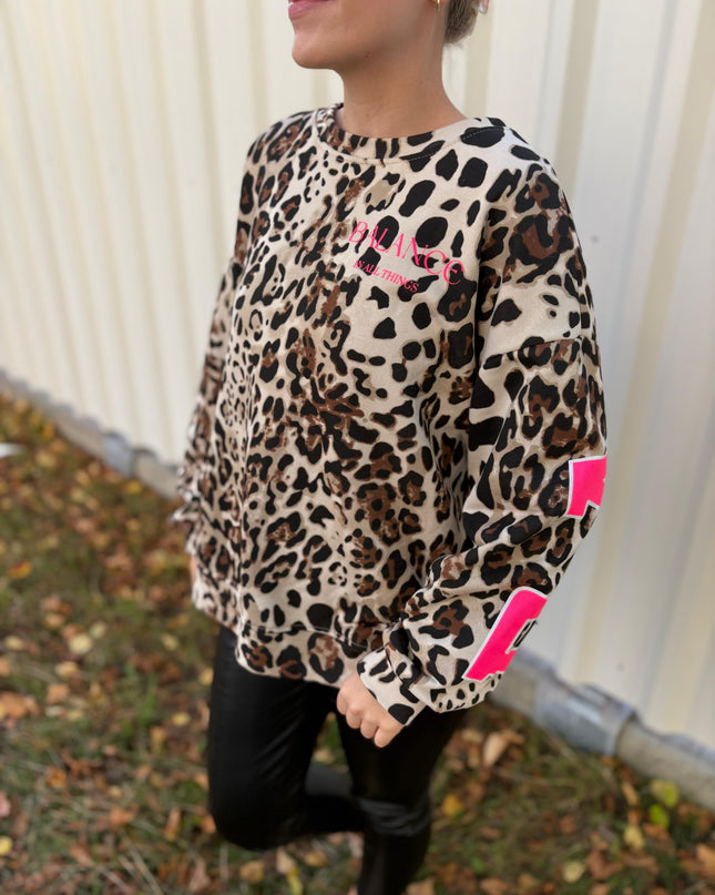 Balance Oversize Sweatshirt – Leo-Print mit Pink Statement