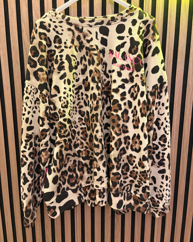Balance Oversize Sweatshirt – Leo-Print mit Pink Statement