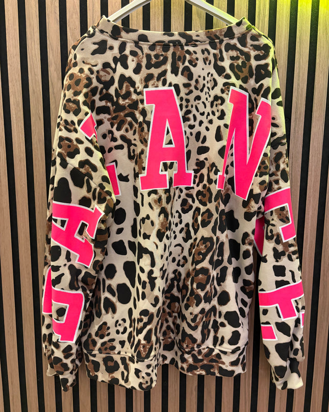 Balance Oversize Sweatshirt – Leo-Print mit Pink Statement