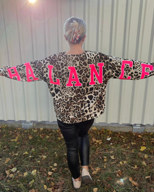 Balance Oversize Sweatshirt – Leo-Print mit Pink Statement