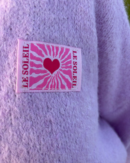 Cardigan „Laura“ mit Le Soleil Patch – Lila/Flieder – Herzknöpfe – Made in Italy