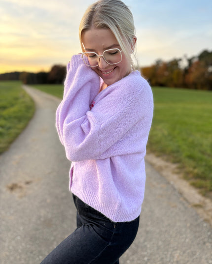 Cardigan „Laura“ mit Le Soleil Patch – Lila/Flieder – Herzknöpfe – Made in Italy