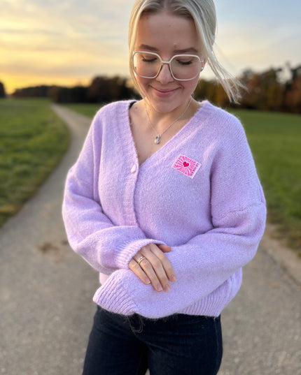 Cardigan „Laura“ mit Le Soleil Patch – Lila/Flieder – Herzknöpfe – Made in Italy