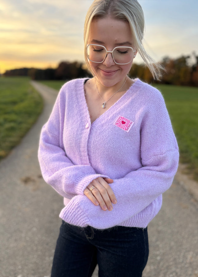 Cardigan „Laura“ mit Le Soleil Patch – Lila/Flieder – Herzknöpfe – Made in Italy