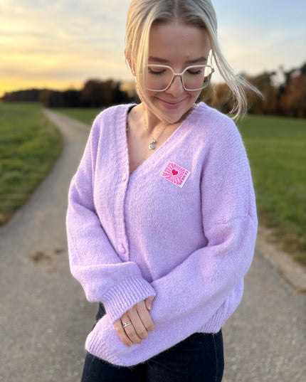 Cardigan „Laura“ mit Le Soleil Patch – Lila/Flieder – Herzknöpfe – Made in Italy