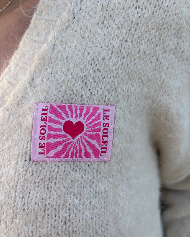 Cardigan „Laura“ mit Le Soleil Patch – Beige/Ecru – Herzknöpfe – Made in Italy