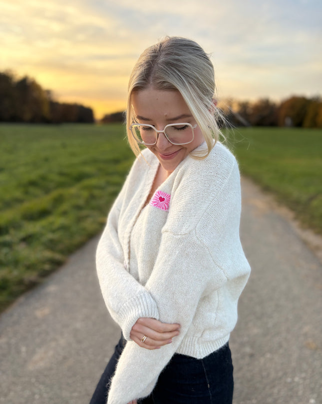 Cardigan „Laura“ mit Le Soleil Patch – Beige/Ecru – Herzknöpfe – Made in Italy