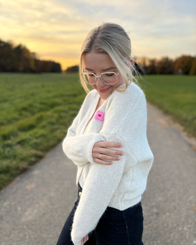 Cardigan „Laura“ mit Le Soleil Patch – Beige/Ecru – Herzknöpfe – Made in Italy