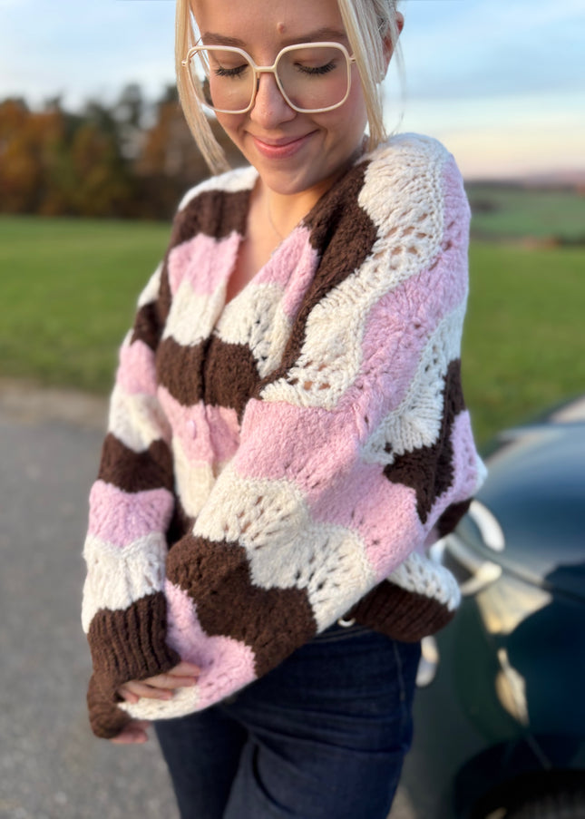 Cardigan „Malia“ – Gestreift Braun/Weiß/Rosa – Mit Herzknöpfen – Made in Italy