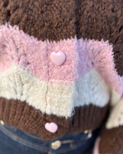 Cardigan „Malia“ – Gestreift Braun/Weiß/Rosa – Mit Herzknöpfen – Made in Italy