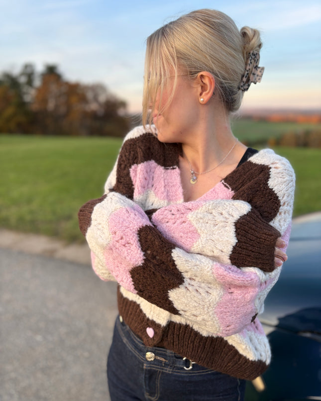 Cardigan „Malia“ – Gestreift Braun/Weiß/Rosa – Mit Herzknöpfen – Made in Italy