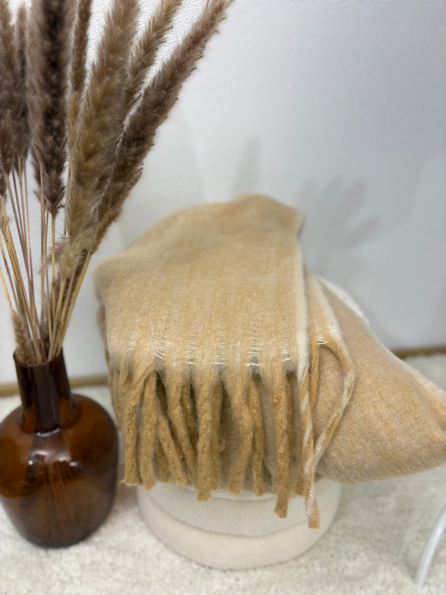 Kuscheliger Schal mit Fransen Beige
