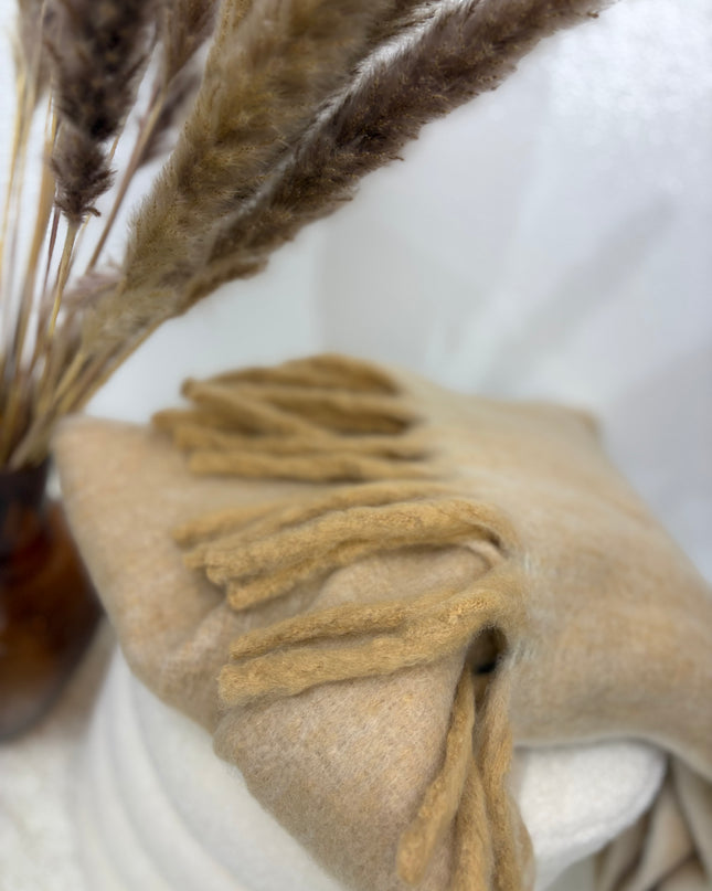 Kuscheliger Schal mit Fransen Beige