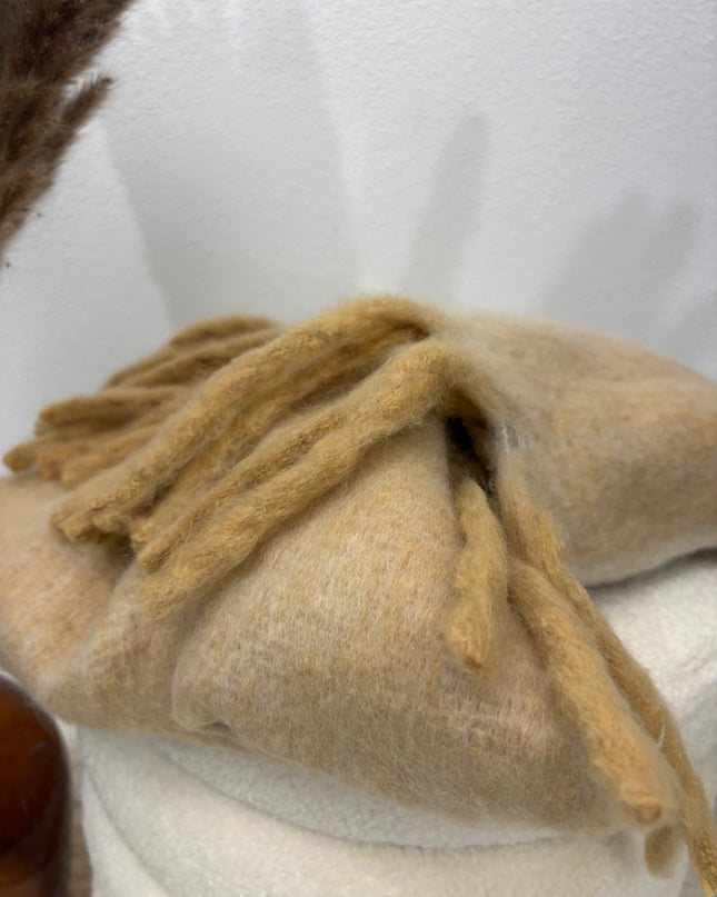 Kuscheliger Schal mit Fransen Beige