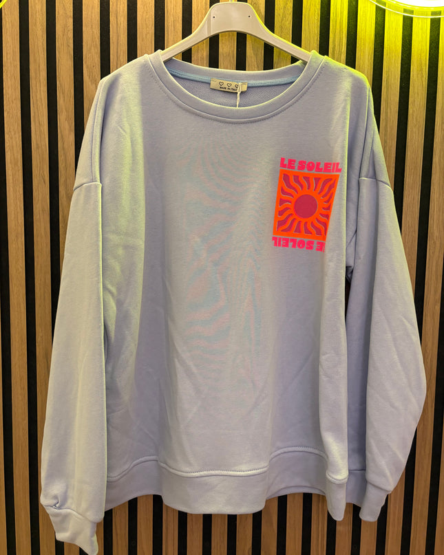 Le Soleil Oversize Sweatshirt Pullover – Babyblau mit Pink-Orange Print