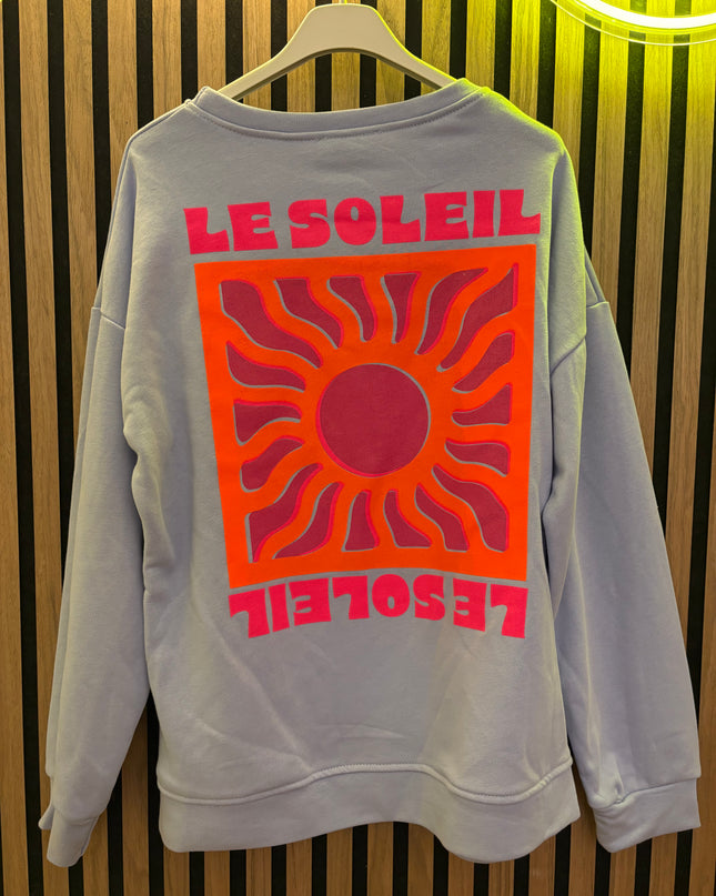 Le Soleil Oversize Sweatshirt Pullover – Babyblau mit Pink-Orange Print