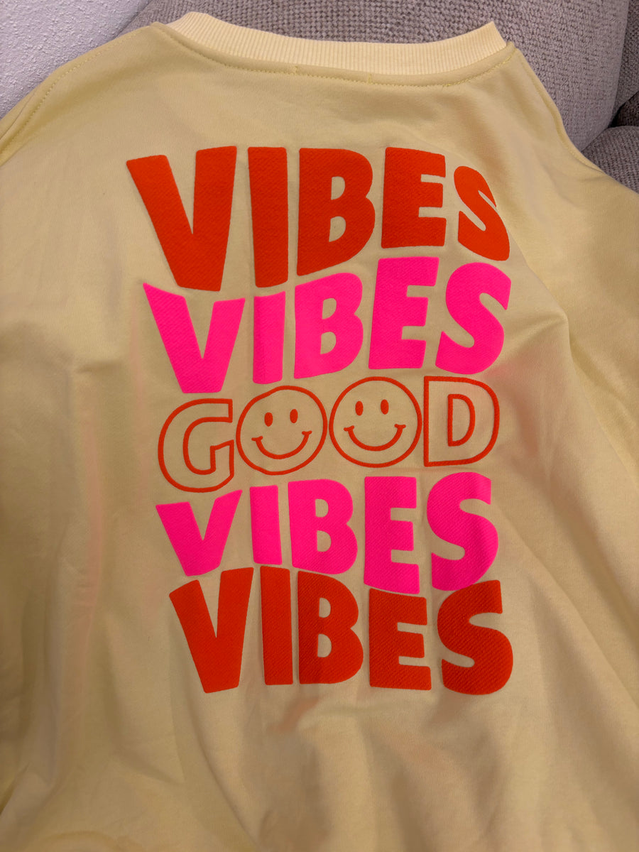 Good Vibes Pullover Sweater gelb