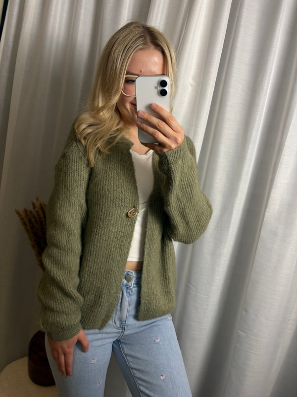 Cardigan mit Sicherheitsnadel