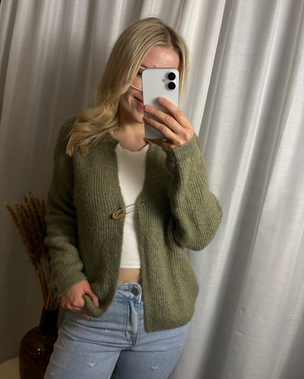 Cardigan mit Sicherheitsnadel