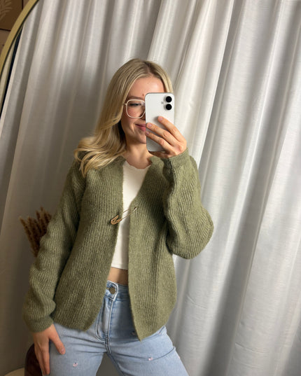 Cardigan mit Sicherheitsnadel