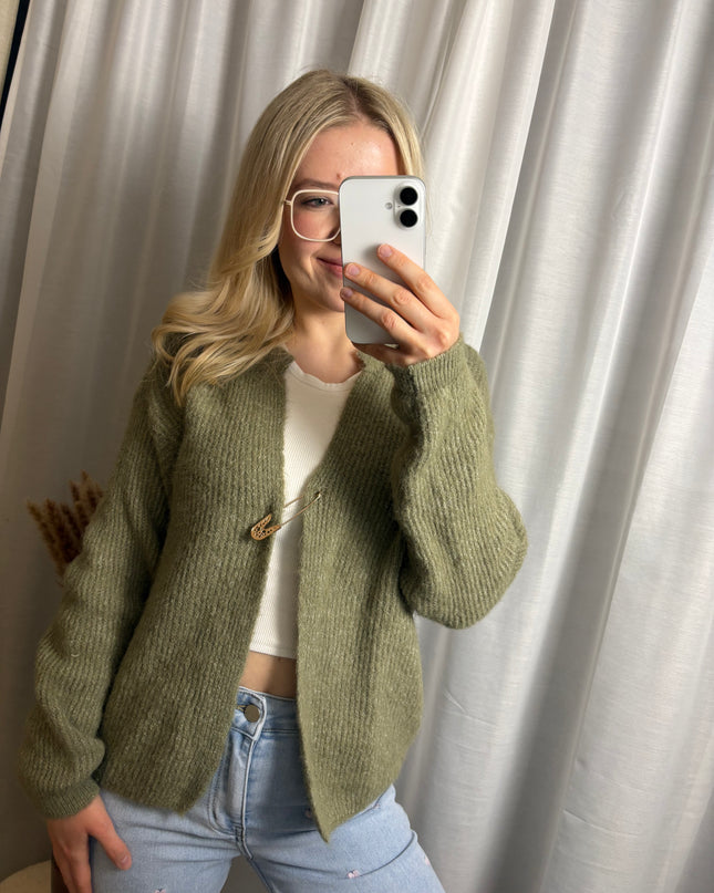 Cardigan mit Sicherheitsnadel