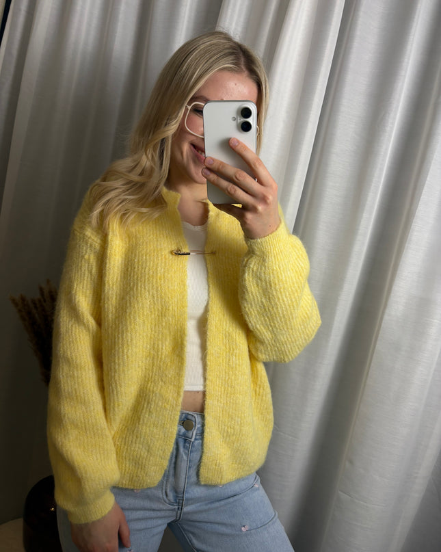 Cardigan mit Sicherheitsnadel